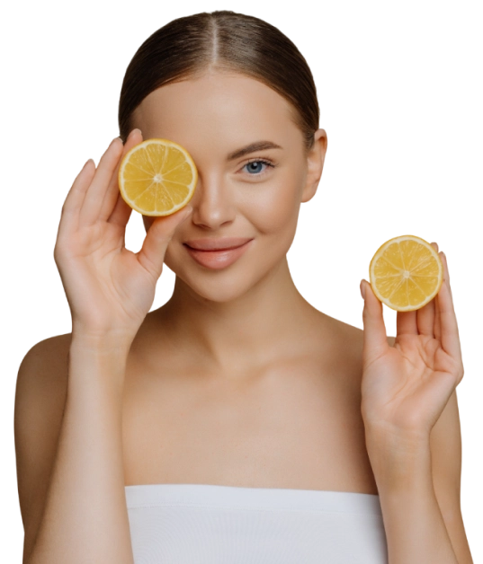 Modern, minimalist bir güzellik salonu. Beyaz sandalyeler, büyük aynalar ve bol doğal ışık alan, aydınlık ve temiz, profesyonel bir kuaför salonu. Açık raflar ve dışarıdaki yeşillik manzarasıyla sakin ve rahatlatıcı bir atmosfer.